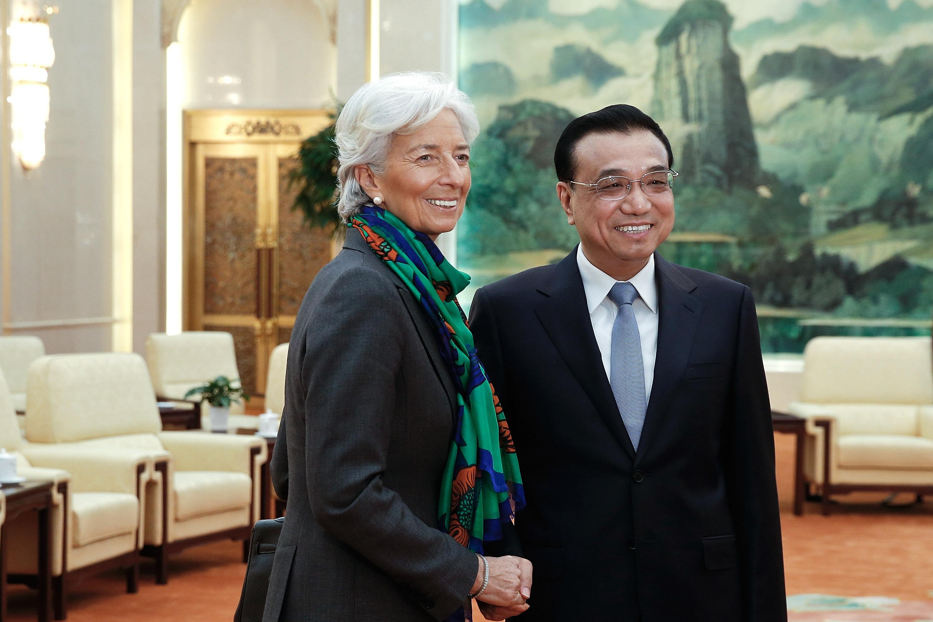 IMF chefen Christine Lagarde skakar hand med vice premiärminister Li Keqiang tidigare i år, den 23 mars i Peking, vid ett forum om Kinas ekonomi. (Foto: Lintao Zhang/Getty Images)
