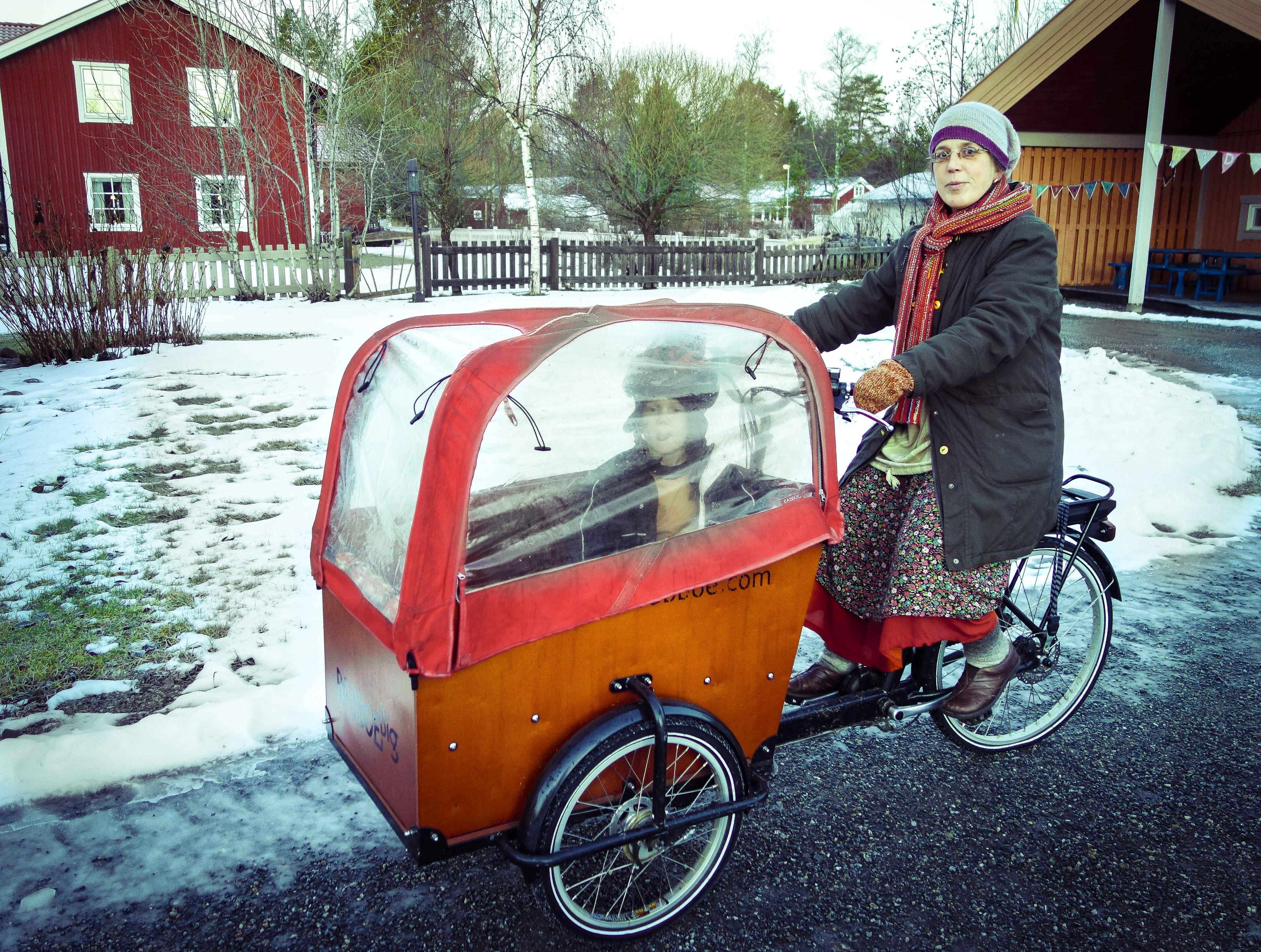 Lådcykel istället för bil, en vanligare syn i framtiden? Den här lådcykeln har plats för tre barn och är en variant som har en liten elmotor till hjälp. Hushållens utsläpp av växthusgaser minskar, men en stor del utgörs av det privata bilkörandet. (Foto: Eva Sagerfors /Epoch Times Sverige)