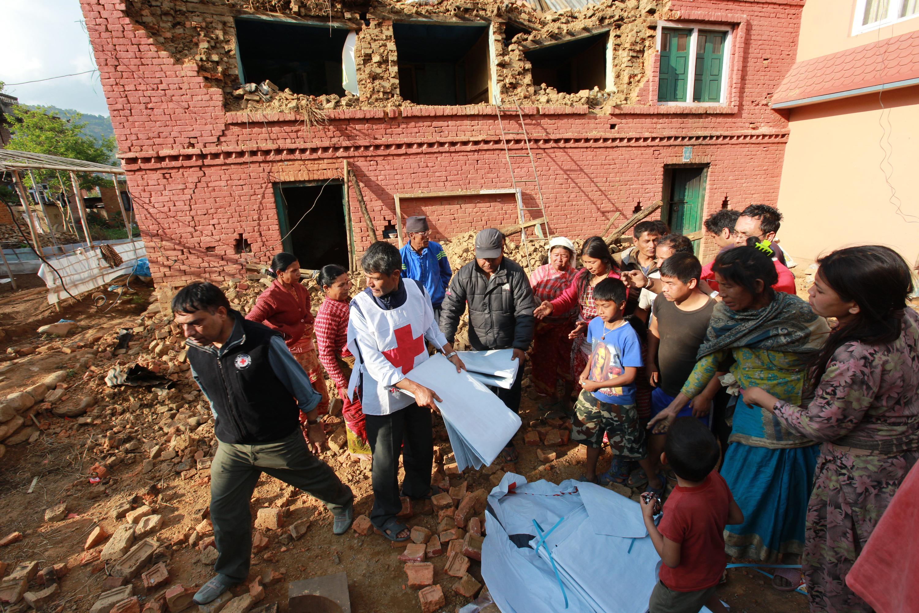Övervägande bistånd ges till internationella och regionala aktörer, men det är de lokala som gör störst nytta vid katastrofer, visar Röda korset-rapport. På bilden Nepal efter en jordbävning som dödade tusentals människor i april, 2015. (Foto: Palani Mohan /IFRC)