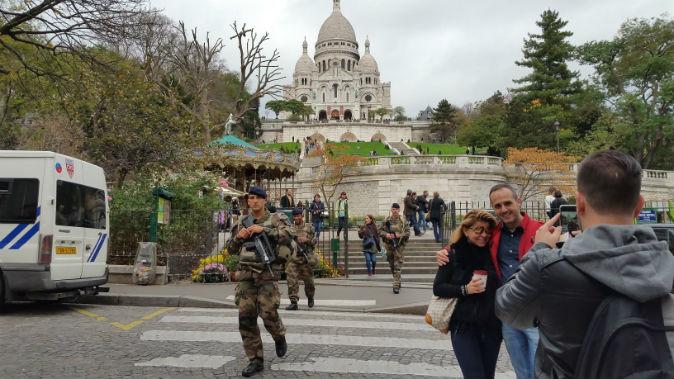 Säkerhetspersonal är närvarande på många platser i Paris efter attentaten. (Foto: David Vives /Epoch Times)