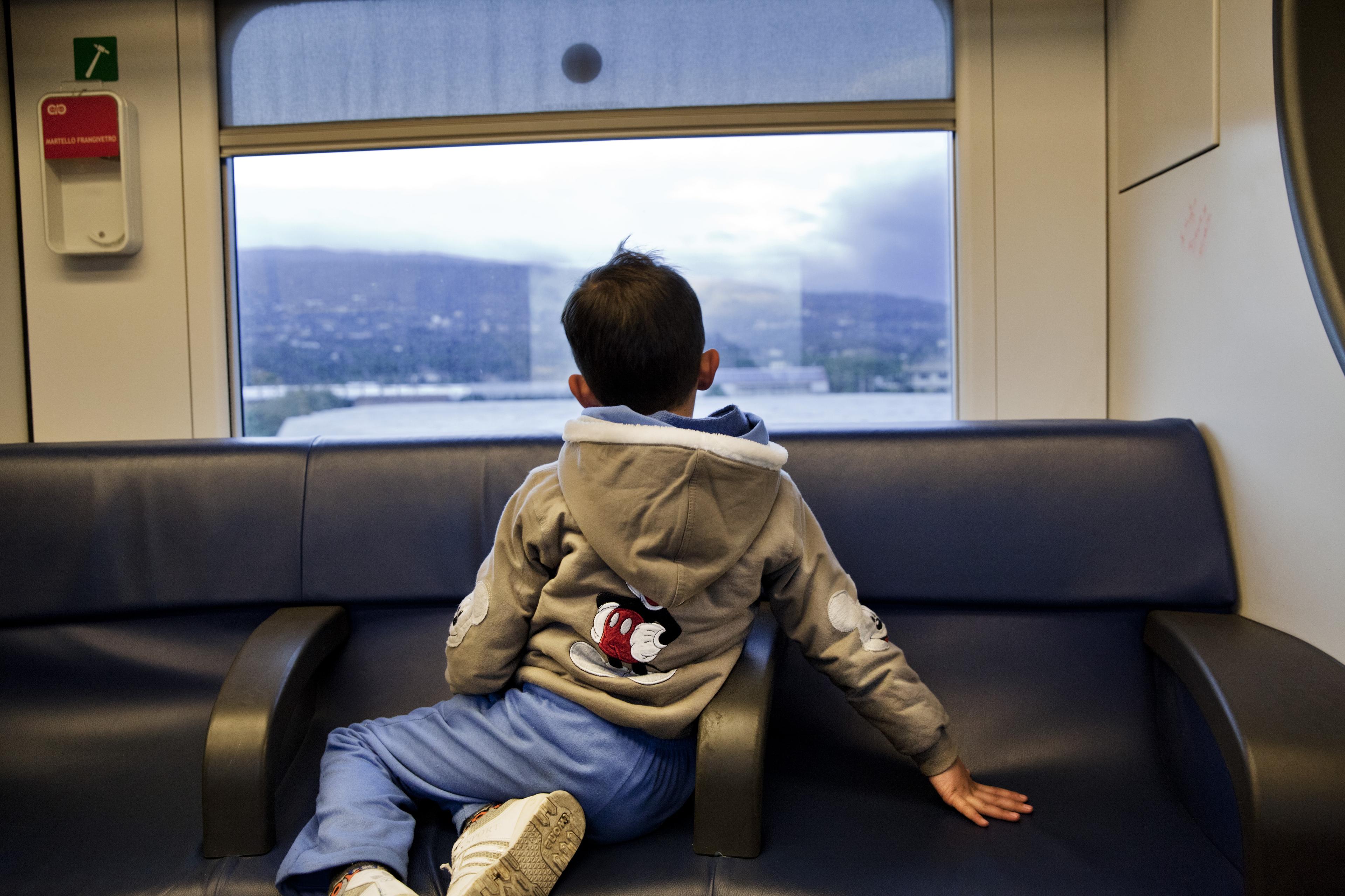 Ett ensamt barn på tåget mellan Italien och Tyskland. Rädda Barnen öppnade i dagarna en stödlinje för ensamkommande flyktingbarn. (Foto: Francesca Leonardi/ Save the Children)