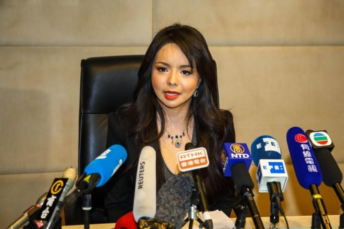 Miss World Kanada, Anastasia Lin, vid en presskonferens i Hongkong efter sitt misslyckade försök att få resa in i Kina. (Foto: Pun Choi Shu/Epoch Times)
