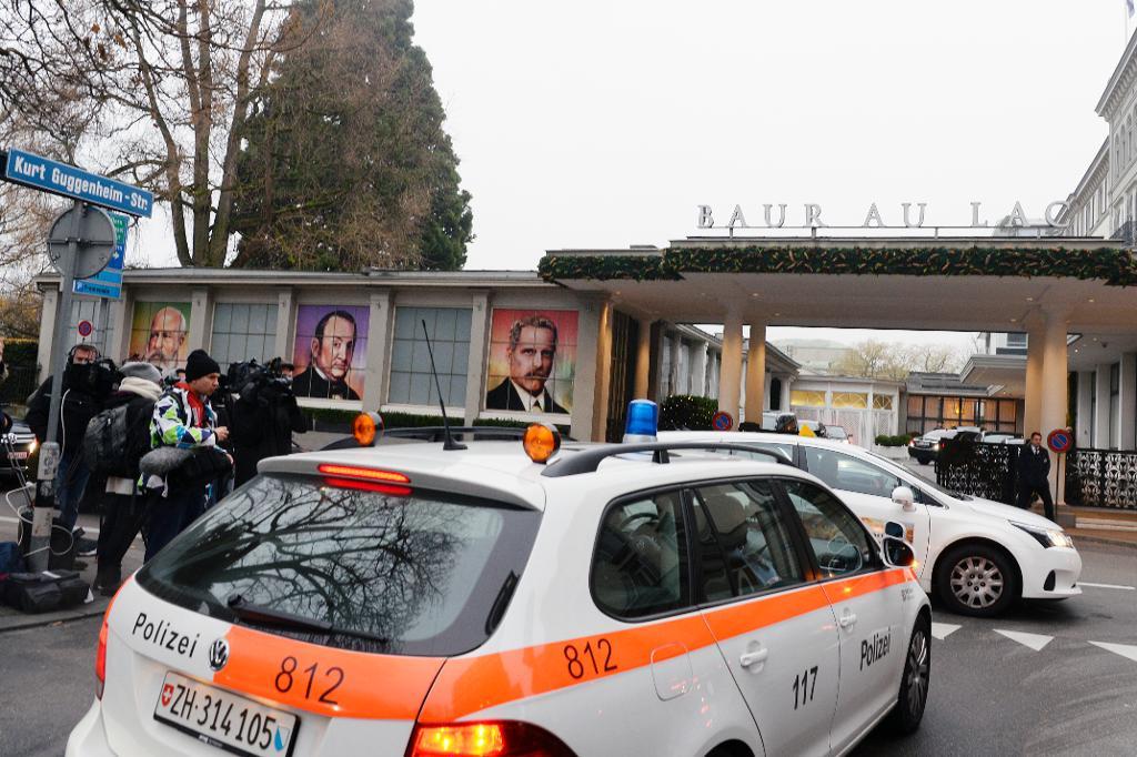 Schweizisk polis slog i går till mot ett lyxhotell där flera toppnamn inom fotbollsvärlden greps i den växande Fifaskandalen om mutor, korruption och svindleri. (Foto: Walter Bieri /TT/AP)