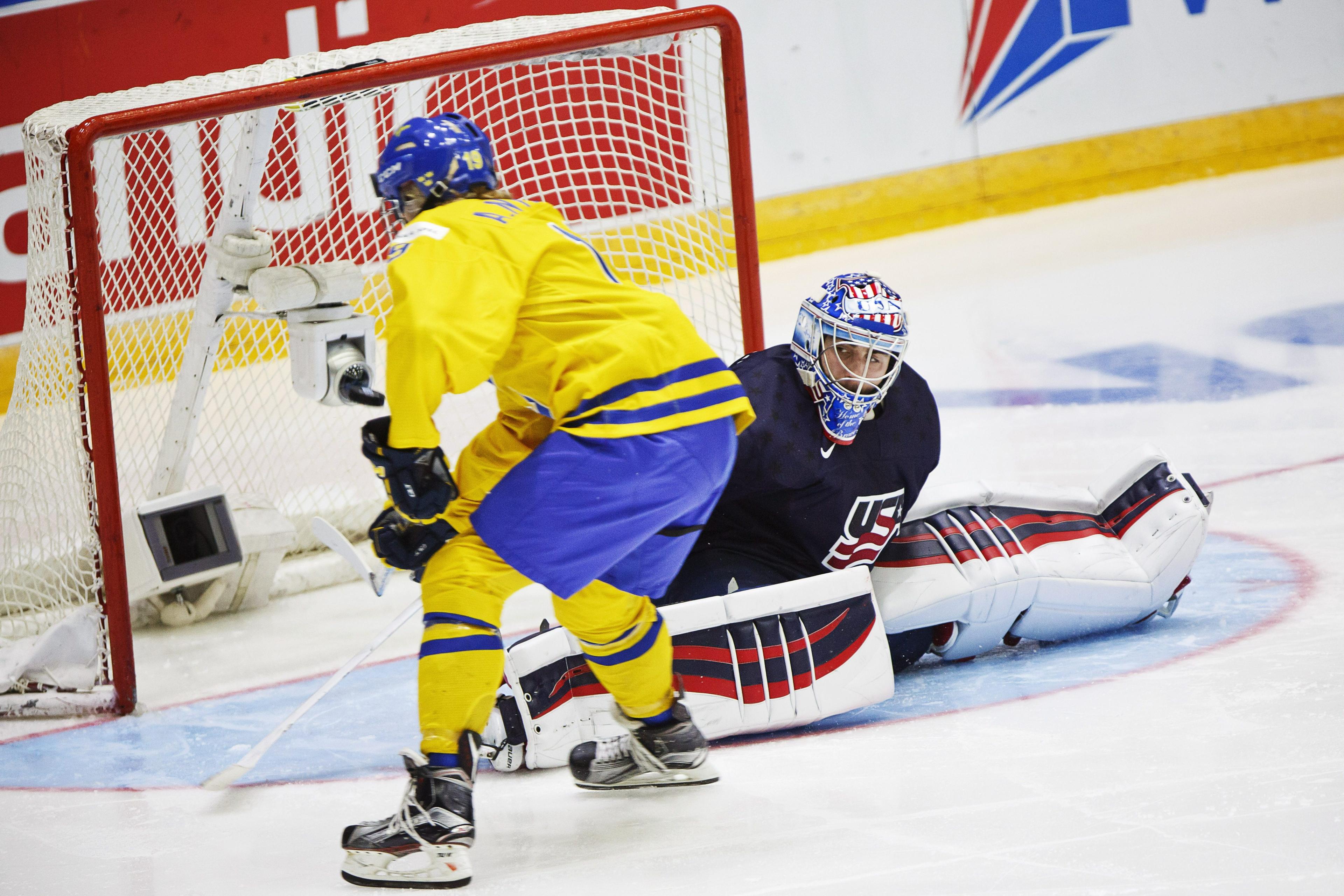 Alexander Nylander lyfter in Sveriges mål i 1-0-segern mot USA i junior-VM. (Foto: RONI REKOMAA/AFP/Getty Images)