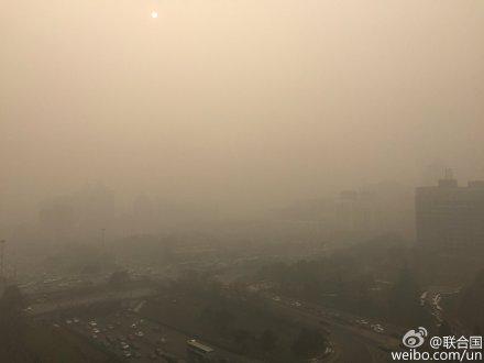 Peking fylld av smog på FN:s officiella Sina Weibo-konto den 30 november 2015. (Skärmbild via Sina Weibo)