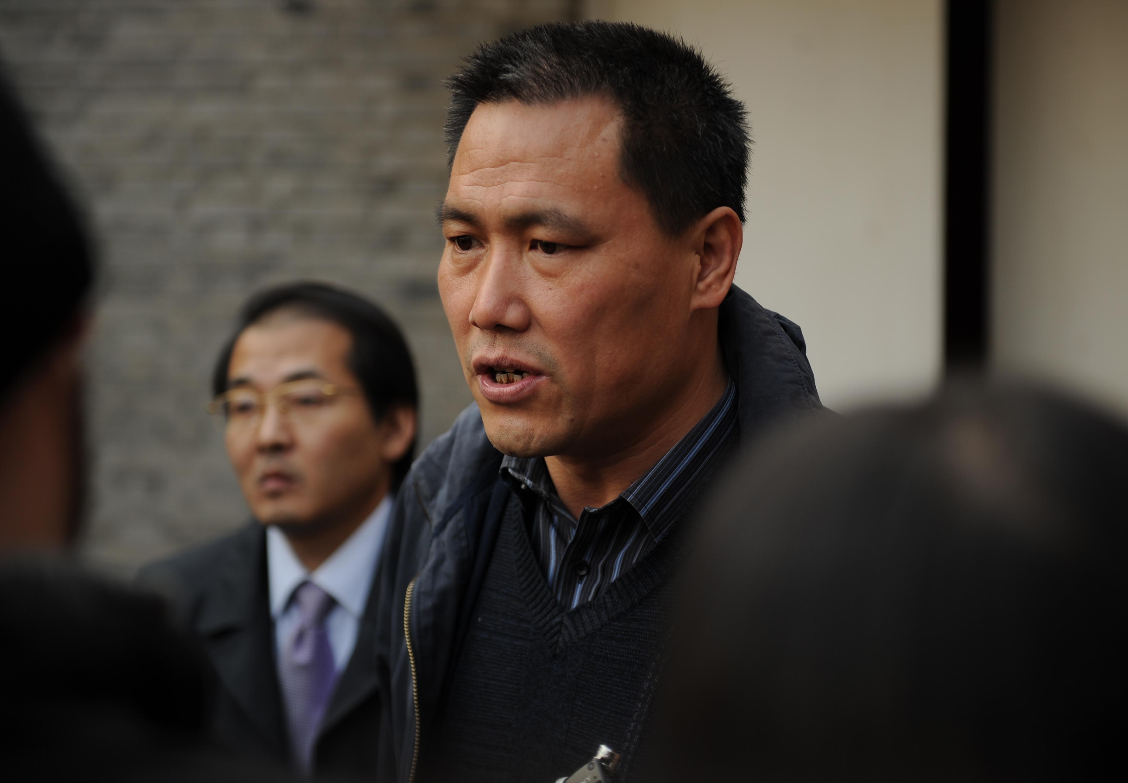 Advokaten Pu Zhiqiang, som bland annat försvarat konstnären Ai Weiwei, fick sin dom under tisdagen den 22 december: Tre år villkorligt för ”anstiftan till etniskt hat” och för att ha ”startat bråk och provocerat fram oroligheter”. (Foto: Peter Parks/AFP/Getty Images)