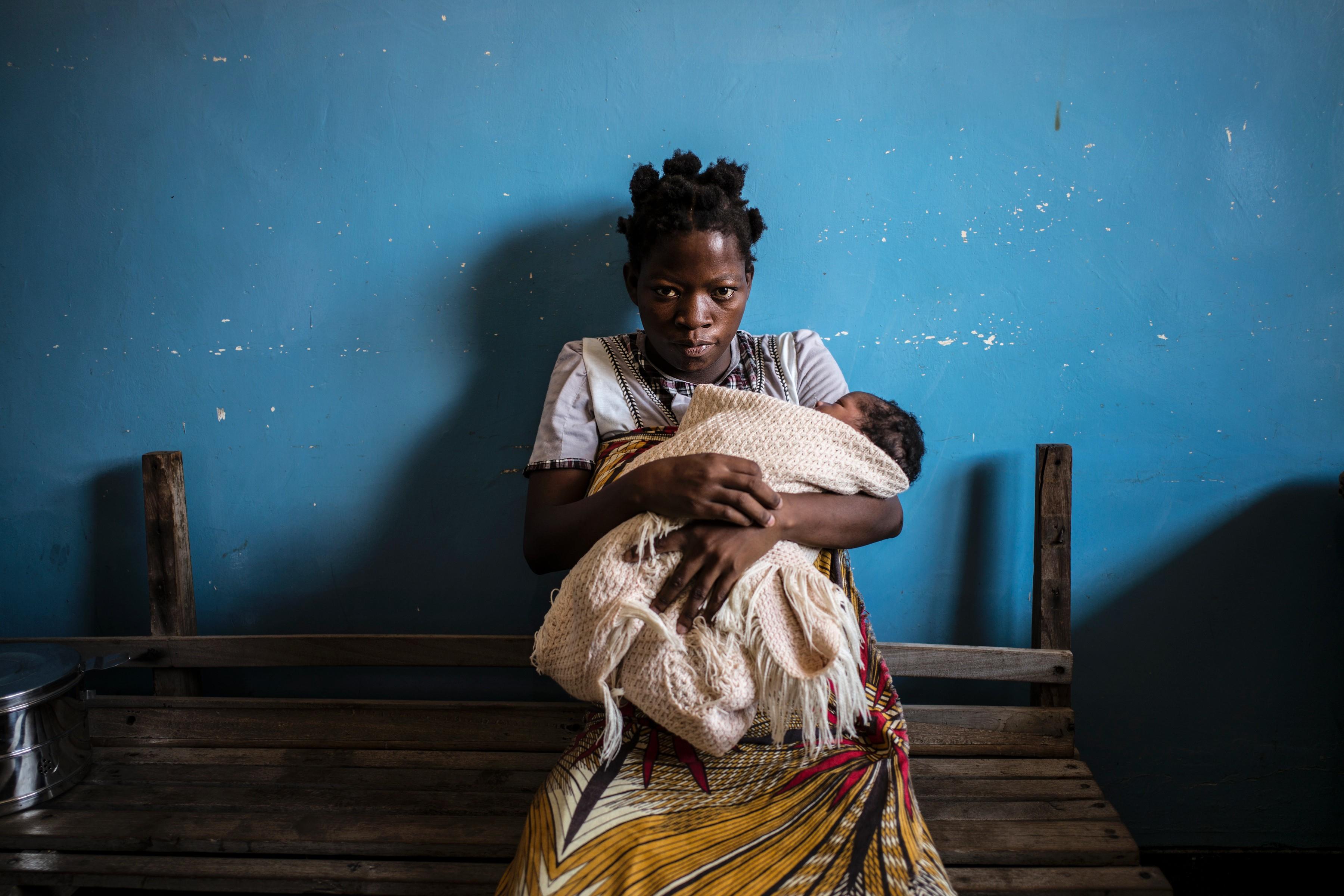 En mamma med hiv får antiretroviral behandling för att inte smitta sitt barn med sjukdomen. (Foto: Marco Longari /AFP/Getty Image)