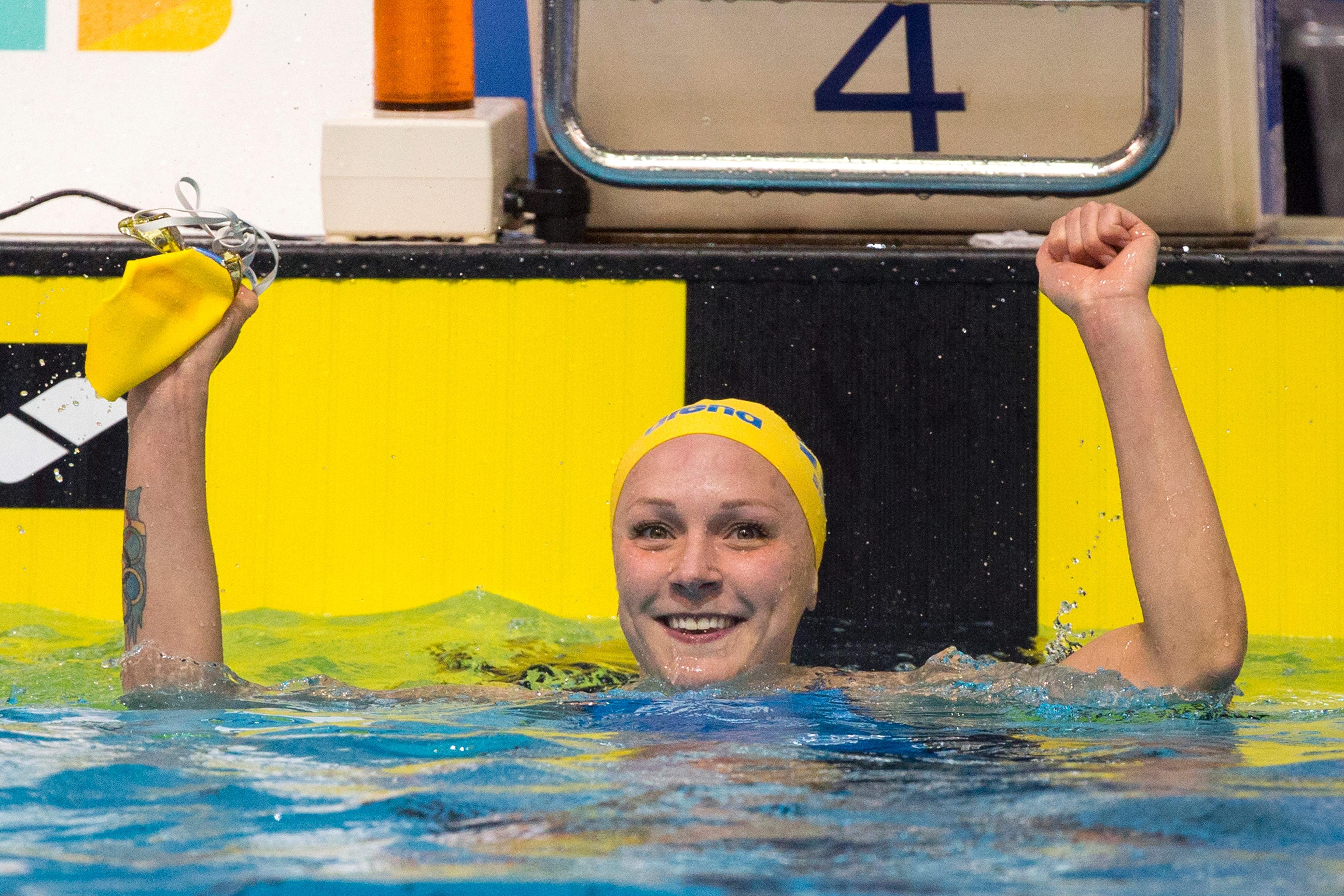 Sarah Sjöström jublar efter att tagit guld på distansen 50 meter fjäril vid kortbane-EM i simning i Israel. (Foto: JACK GUEZ/AFP/Getty Images)