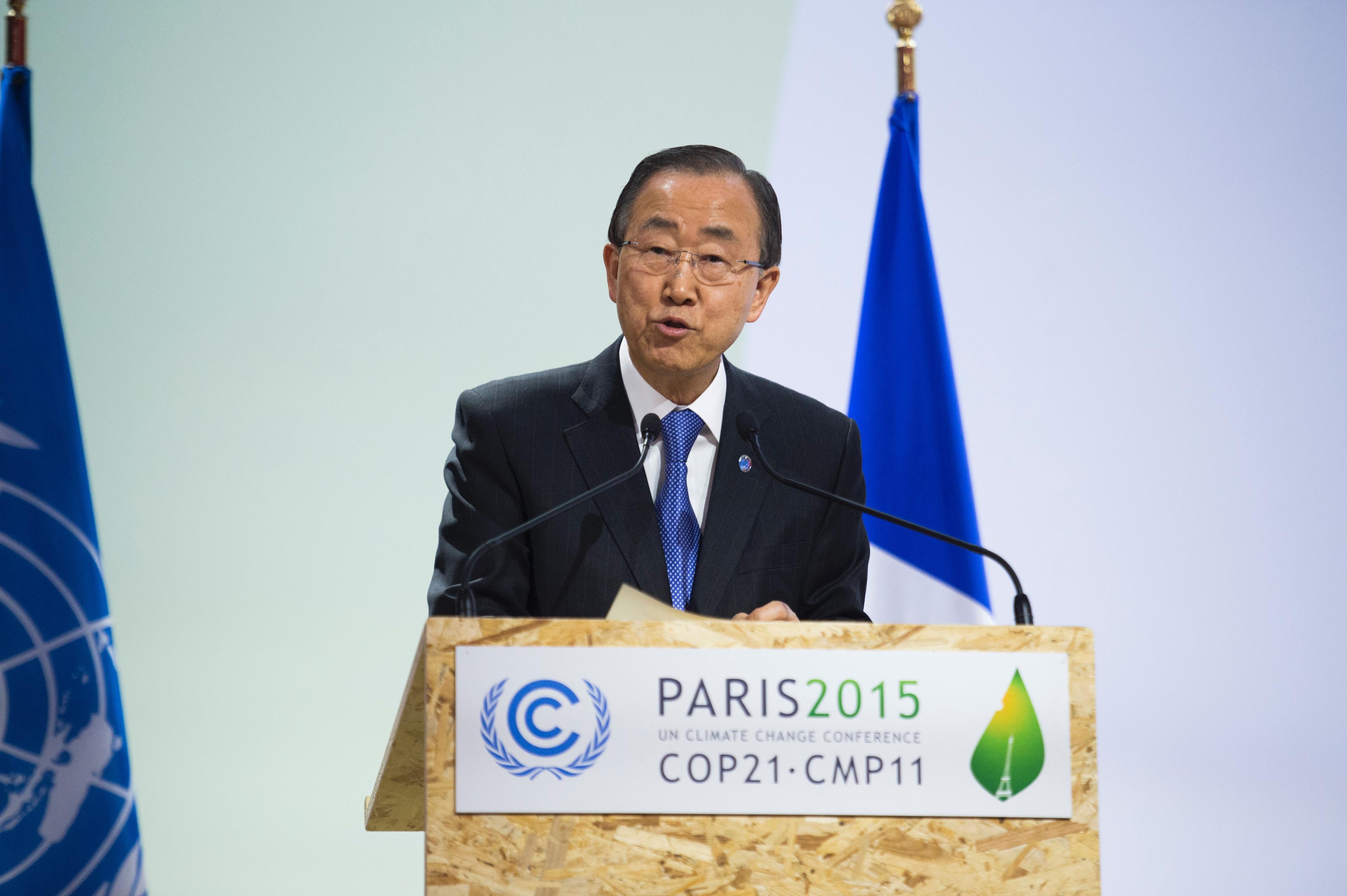 FN:s generalsekreterare Ban Ki-moon håller tal den 7 december 2015, under FN:s 21:a klimatkonferens i Paris. Den andra mötesveckan har startat och förhandlingarna mot ett bindande avtal är i full gång. (Foto: Martin Bureau/AFP/Getty Images) 