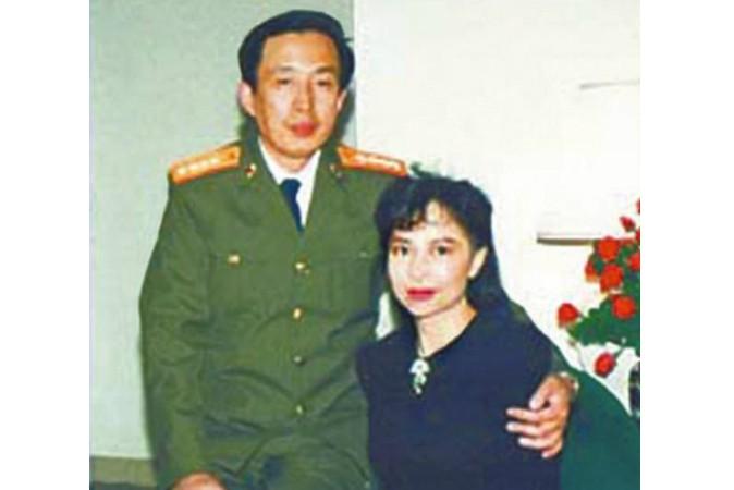Luo Yu, son till den kinesiske före detta revolutionäre generalen Luo Ruiqing, och Luo Yus bortgångna hustru Tina Leung, före detta Hongkong-skådespelerska och affärskvinna. Ej daterat foto. (Foto: Skärmdump på NTDTV)