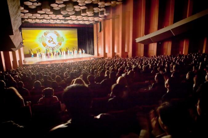 Shen Yun Performing Arts föreställning i Houstons Jones Hall har samlat en stor publik. (Foto: Chen Xiaoxiao /Epoch Times)
