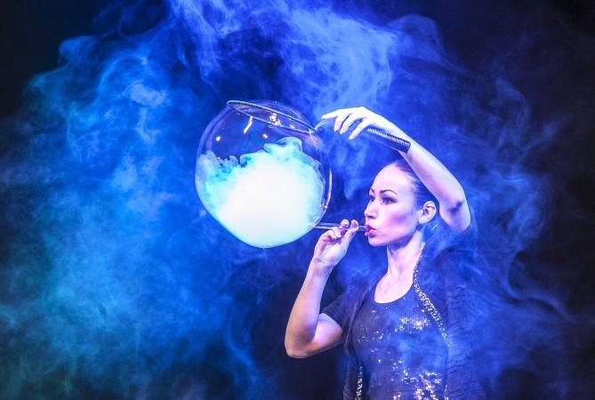 Melody Yang blåser bubblor i sin föreställning ”The Gazillion Bubble Show” New York den 22 mars 2014. Ekonomen Steve Keen kallar den kinesiska aktiemarknaden för ”en otrolig bubbla”. (Foto: Samira Bouaou  /Epoch Times)