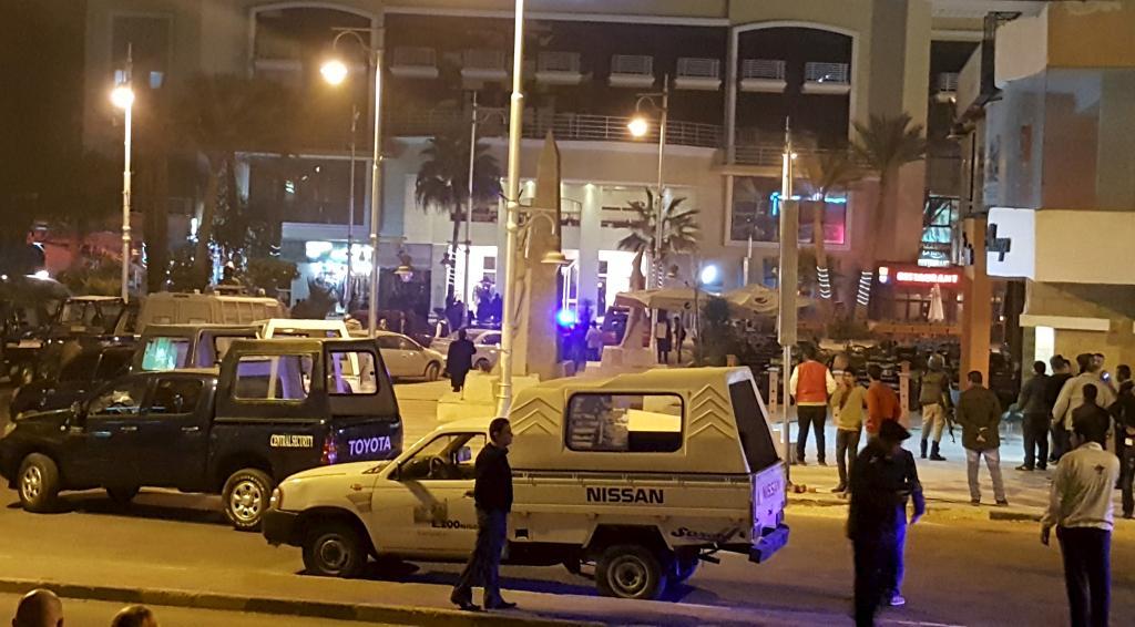 
Entrén till hotell Bella Vista i Hurghada, där ett attentat ägde rum på fredagskvällen. (Foto: Reuters/TT)