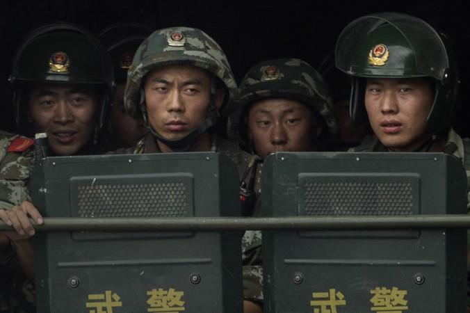 Kinesiska soldater patrullerar i Xinjiang via lastbil. (Foto: Getty images)