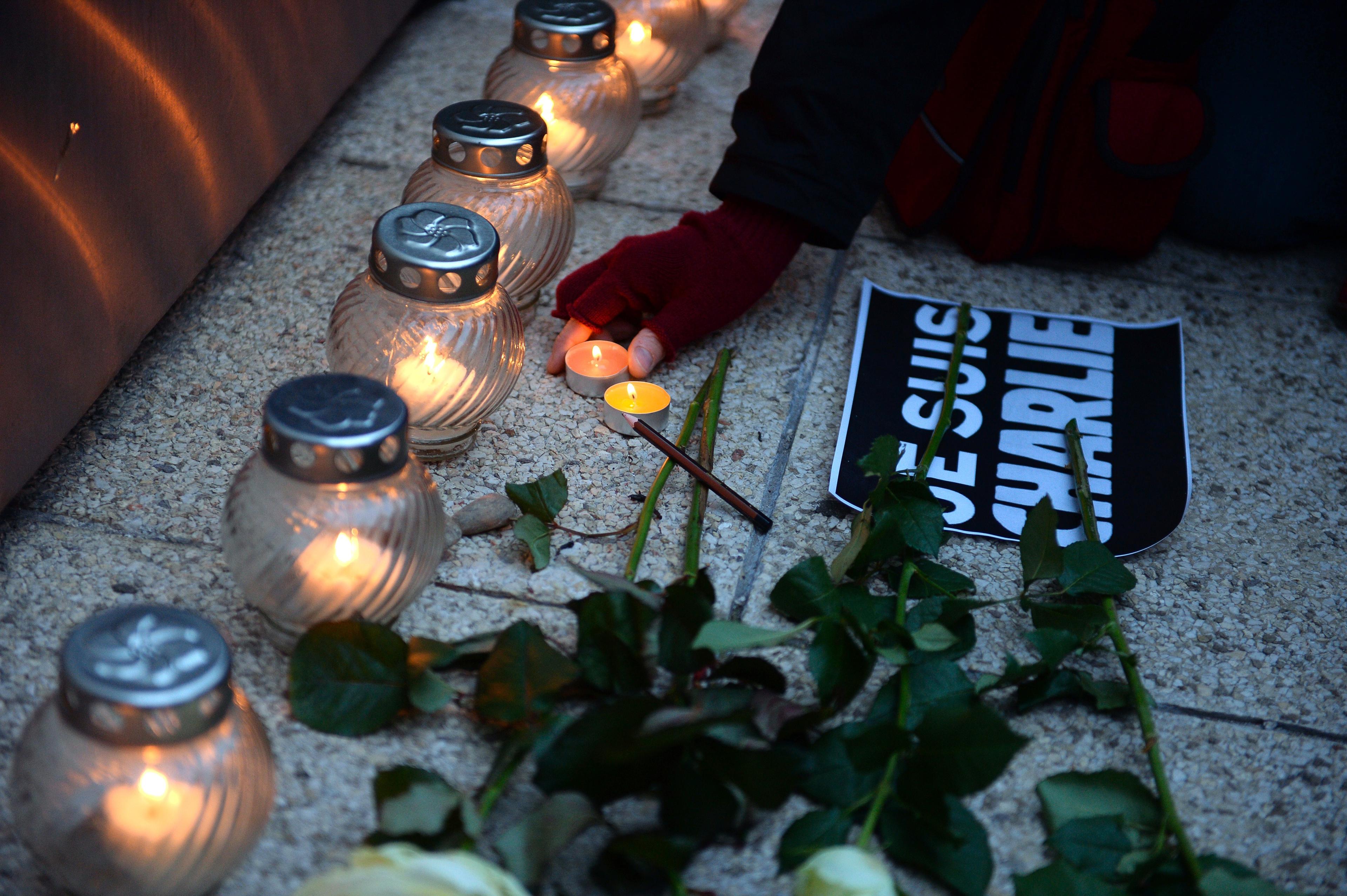 Frankrike drabbades för snart ett år sedan av terrorattacken mot tidningen Charlie Hebdo, där åtta journalister fanns bland de döda. Press Emblem Campaign befarar att världens journalister kan drabbas ännu värre av terrorn under 2016 än tidigare år. (Foto: Attila Kisbenedek/AFP/Getty Images)