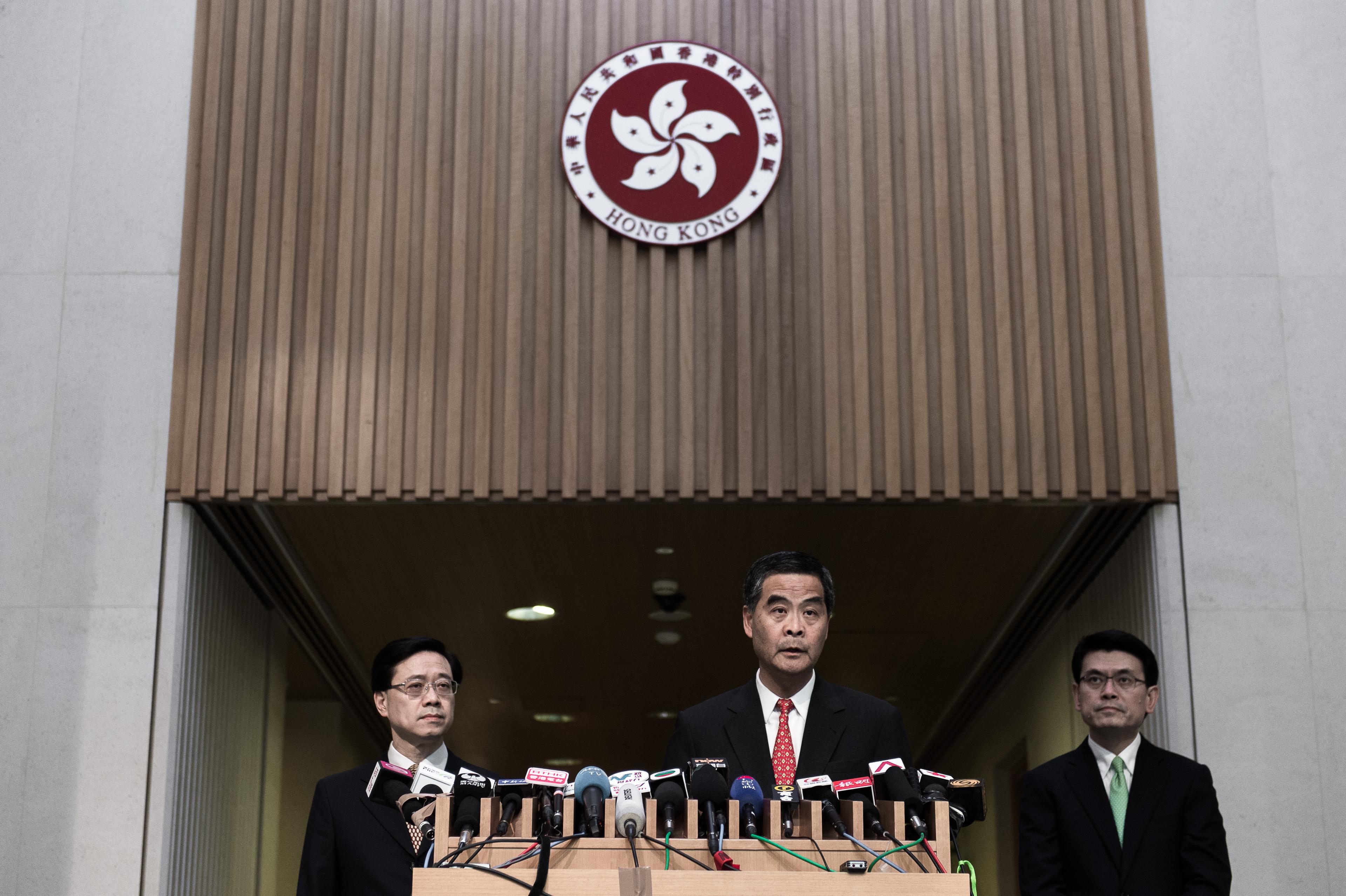 Hongkongs regeringschef Leung Chun-ying svarar på frågor under en presskonferens i Hongkong den 4 januari 2016. Hongkongs ledare sade att han var "mycket oroad" över försvinnandet av fem personer med koppling till en bokhandel som är känd för publikationer kritiska mot den kinesiska regeringen. Männen befaras ha gripits av kinesiska myndigheter, och deras försvinnanden har väckt ilska hos lagstiftare och aktivister i Hong Kong.  (Foto:  Philippe Lopez /AFP/Getty Images)