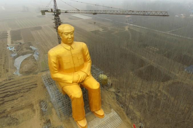 En enorm staty av Mao Zedong under uppförnde i Tongxu-häradet i Henanprovinsen, 4 januari 2016. Bara några dagar efter att bilden spreds revs statyn. (Foto: STR/AFP/Getty Images)