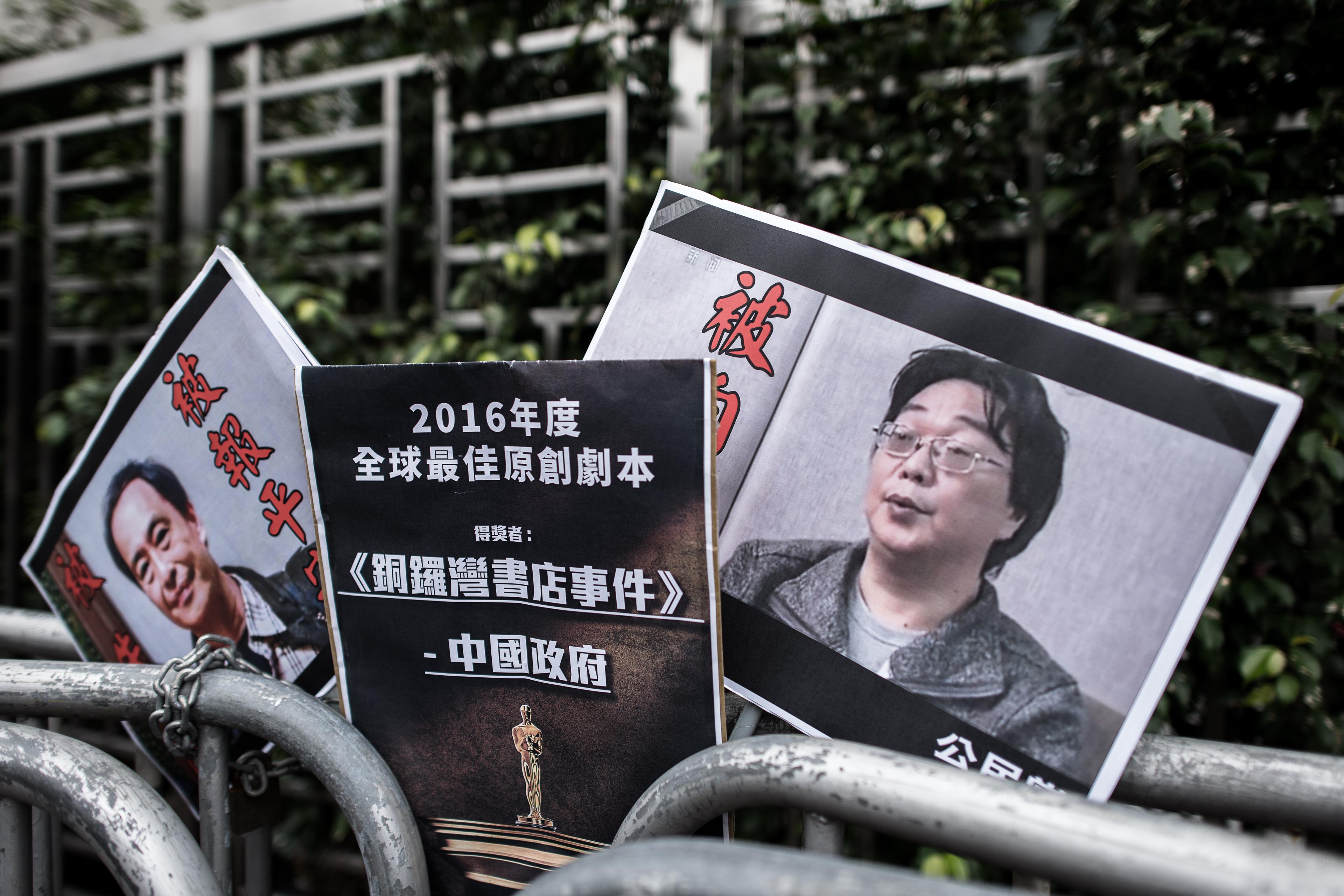 Plakat på den gripne bokförläggaren Gui Minhai (till höger) visas upp i Hongkong. (Philippe Lopez/AFP/Getty Images)