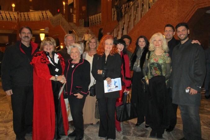 Cindy Doumani (tredje från höger) och Randy Soard (till vänster) och 14 vänner efter att de sett Shen Yun Performing Arts föreställning på The Smith Center for the Performing Arts i Las Vegas. (Foto: Albert Roman/Epoch Times)