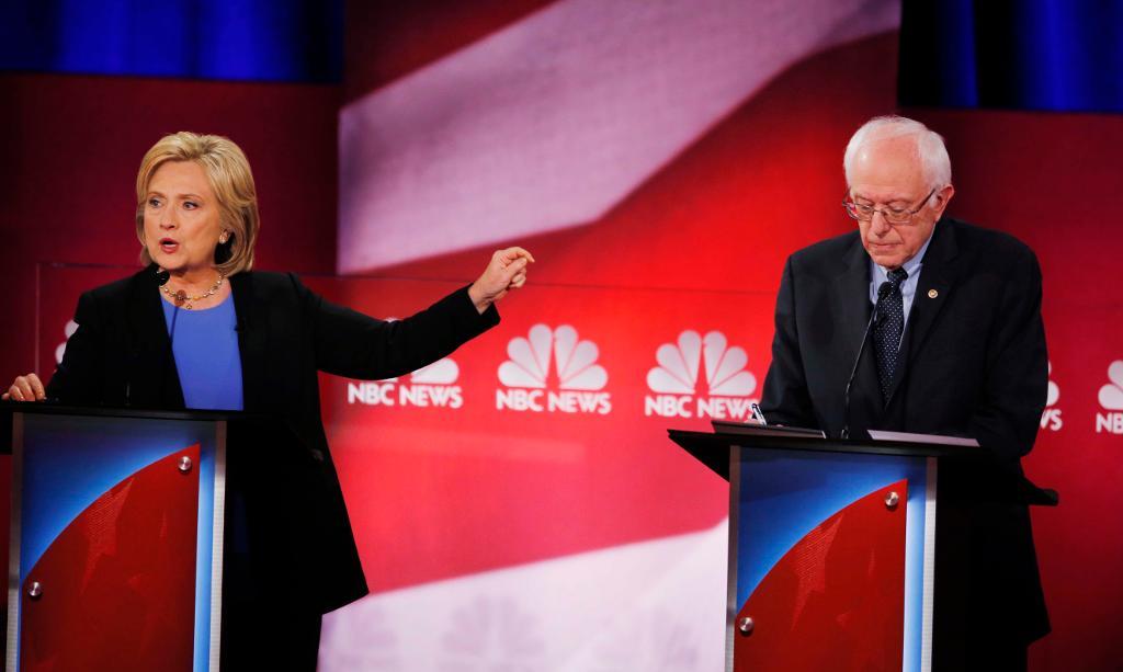 Efter det jämna resultatet i Iowa skärps kampen mellan de demokratiska presidentaspiranterna Hillary Clinton och Bernie Sanders. (Foto: Mic Smith /AP/TT-arkivbild)