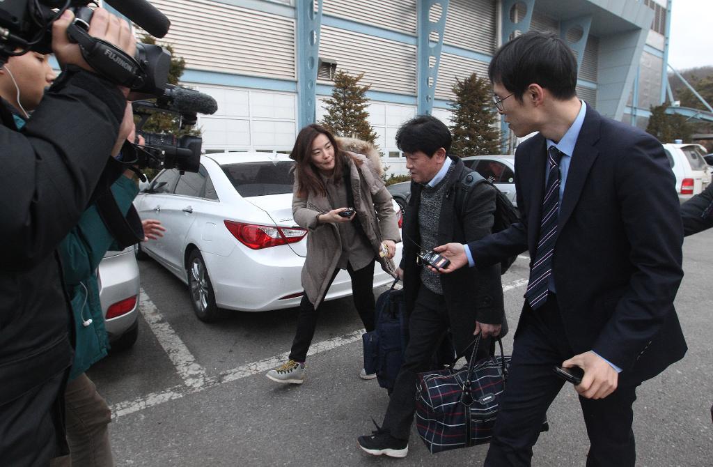 
En sydkoreansk företagare omringas av medier efter att ha återvänt från den gemensamma industrizonen Kaesong i Nordkorea på torsdagen. (Foto: Ahn Young-joon/AP/TT)