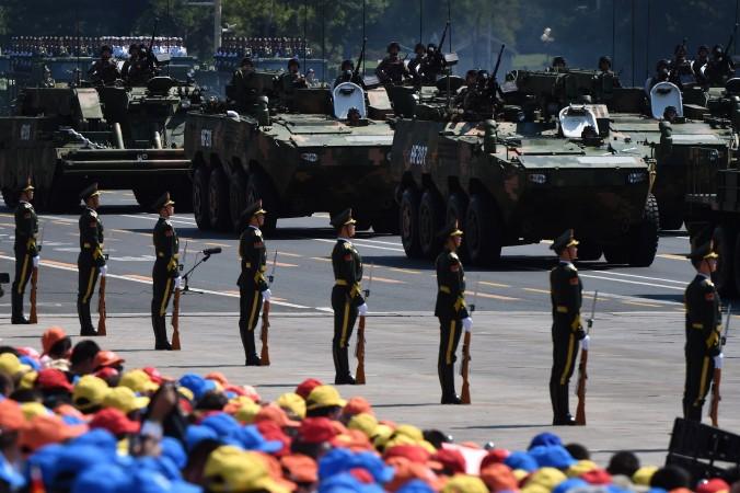 Kinesisk militär paraderar i Peking 2015. USA:s försvarsminister sade nyligen att USA nu ställer om sitt försvarsarbete för att möta ett möjligt hot från en annan stormakt, alltså i första hand Kina eller Ryssland. (Foto: Greg Baker/AFP/Getty Images)