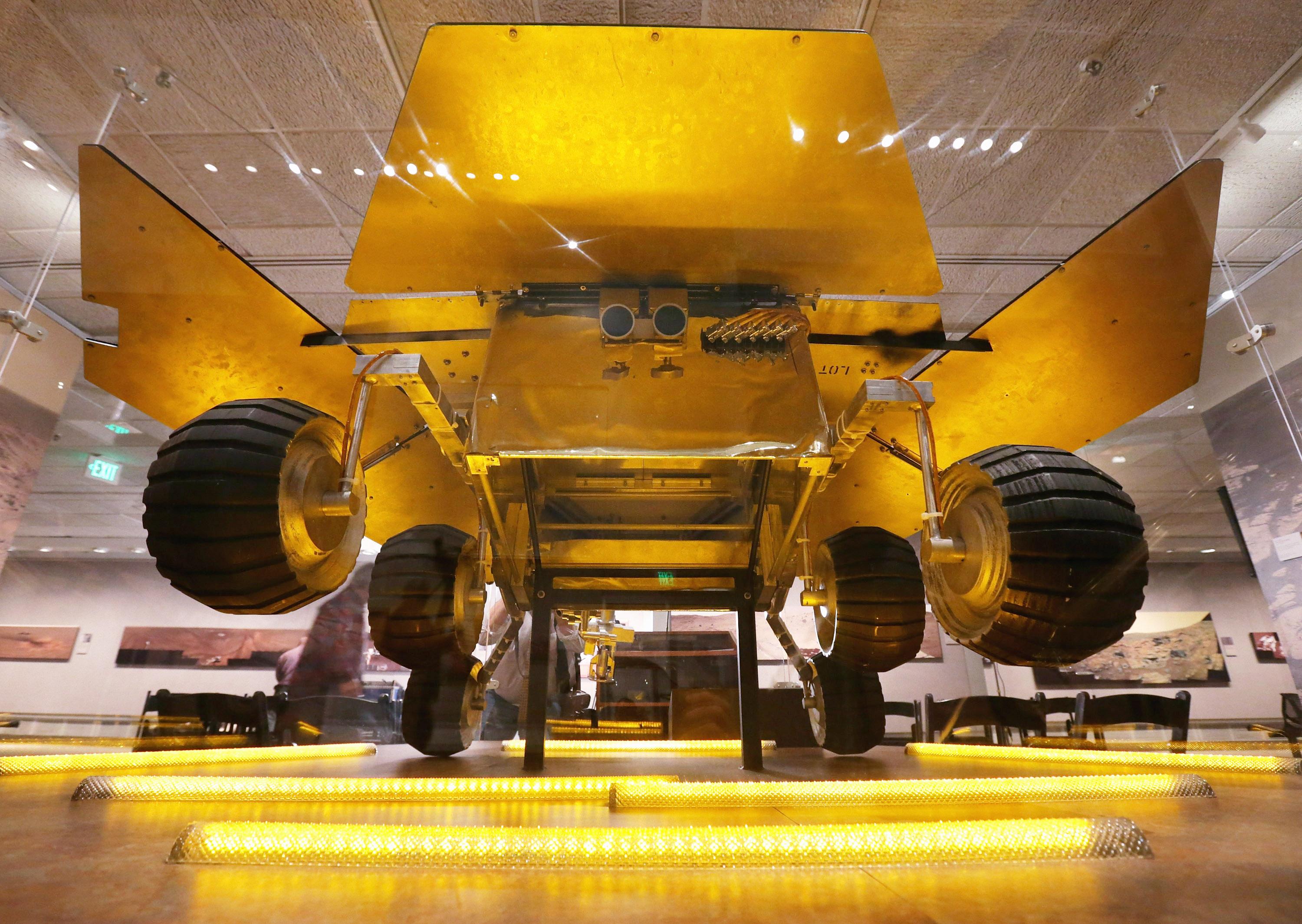 En skalenlig modell av rymdsonderna visas upp på Smithsonian National Air and Space Museum på National Mall i Washington den 7 januari 2014. (Foto: Chip Somodevilla /Getty Images)