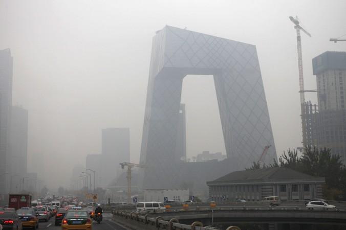 Smogen ligger tät över Peking. Nu tänker myndigheterna tillåta högre nivåer av luftföroreningar innan man utfärdar en röd varning. (Foto: ChinaFotoPress /ChinaFotoPress via Getty Images)