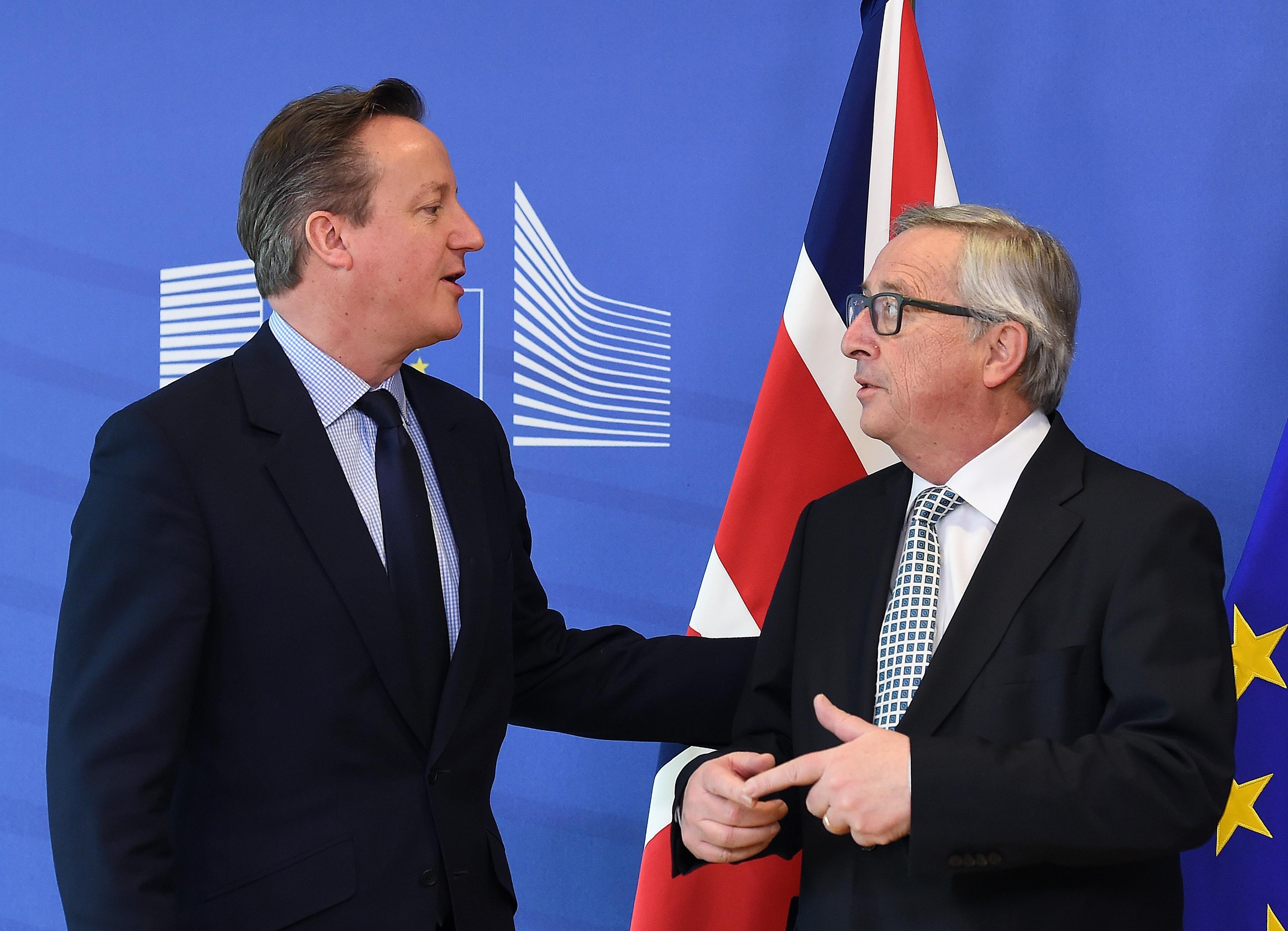 Brittiska premiärministern David Cameron tillsammans med EU-kommisionens president Jean-Claude Juncker den 16 februari  2016. (Foto: Emmanuel Dunand /AFP/Getty Images)
