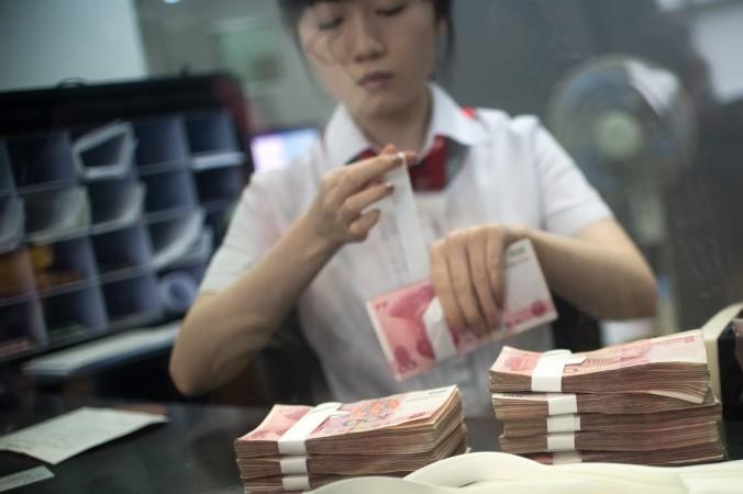 Kinesisk bankpersonal räknar pengar. (Foto: Johannes Eisele /AFP/Getty Images)