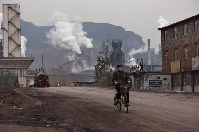 Stålverk i Hebeiprovinsen. Här kommer cirka en miljon kineser att avskedas inom de närmaste två åren. (Foto: Kevin Frayer/Getty Images)