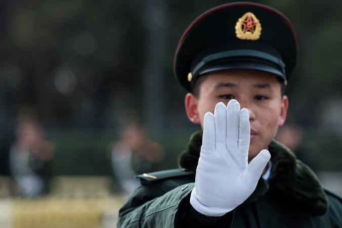 Säkerhetsvakt utanför Folkets stora sal i Peking under folkkongressen den 6 mars. Kina har nyligen grundat en cybersäkerhetsorganisation som ett led i landets försök att få mer makt över internet i världen. (Foto: Johannes Eisele /AFP/Getty Images)