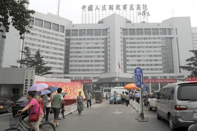 301:a militärsjukhuset i Peking är ett av de sjukhus som nu ska överlämnas till civil kontroll. Det innebär att militären sannolikt kommer att dra sig ur den hemliga handel med organ från mördade samvetsfångar som utredare menar pågår i Kina. (Foto: Liu Jin /AFP/Getty Images)
