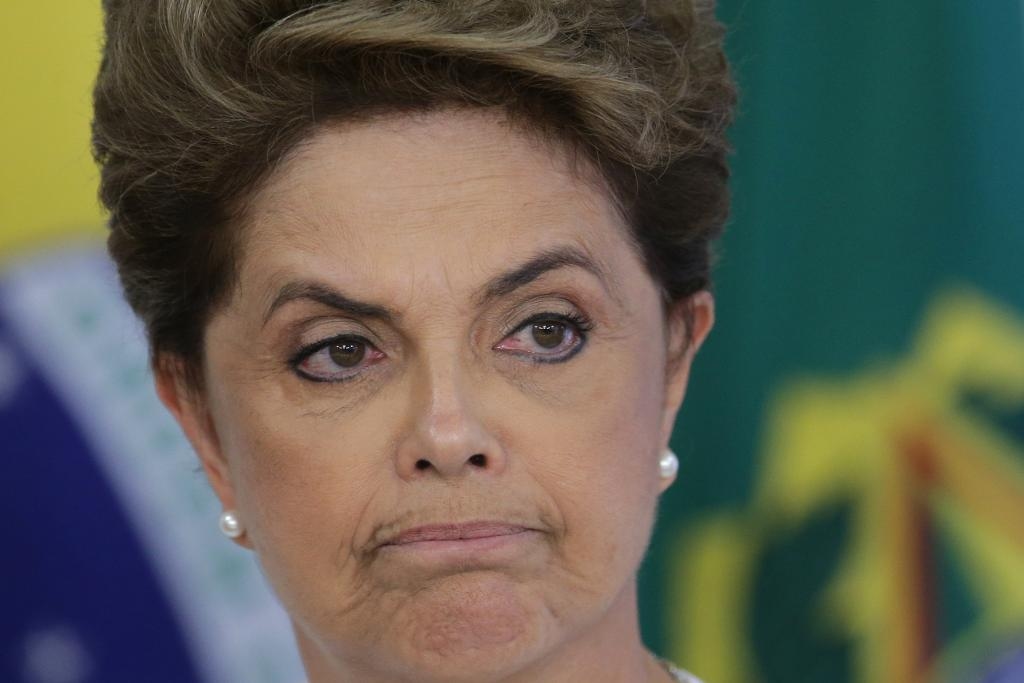 Om underhuset röstar för att ställa Dilma Rousseff inför riksrätt, kan det leda till att hon tvingas lämna presidentposten redan i maj. (Foto: Eraldo Peres/AP/TT)
