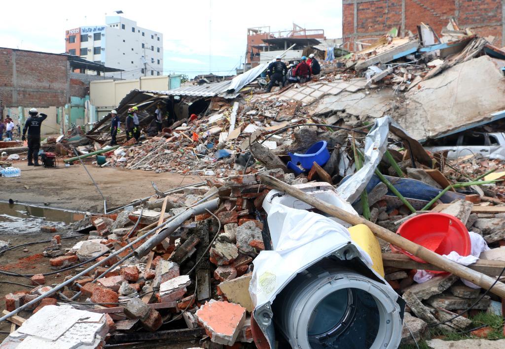 
Frivilliga och räddningsarbetare söker efter drabbade i ruinerna av en sönderfallen byggnad i Manta Ecuador. (Foto: Patricio Ramos /AP/TT)