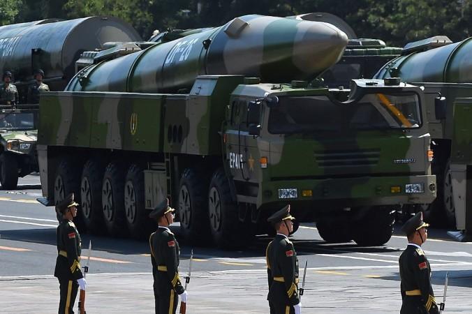 Ballistiska missiler i en militärparad i Peking i september 2015. En kinesisk medborgare, som påstås ha arbetat med det kinesiska missilprogrammet, har gripits i USA, misstänkt för att ha försökt smuggla ut känslig teknik. (Foto: Greg Baker /AFP/Getty Images)
