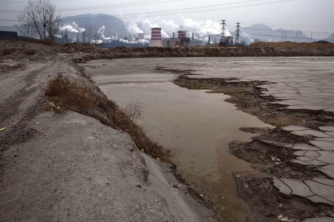 En bassäng med svårt förorenat vatten bredvid ett kinesiskt stålverk i november 2015. Kina står inför mycket stora problem vad gäller vattenföroreningar, något som bekräftas i en ny rapport. (Foto: Kevin Frayer /Getty Images)