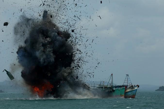 Den indonesiska regeringen spränger konfiskerade fiskebåtar i februari i år. Indonesien är ett av flera länder som på senare tid börja sätta hårt mot hårt i kampen mot Kinas aggressiva beteende på världshaven. (Foto: Sei Ratifa/AFP/Getty Images)