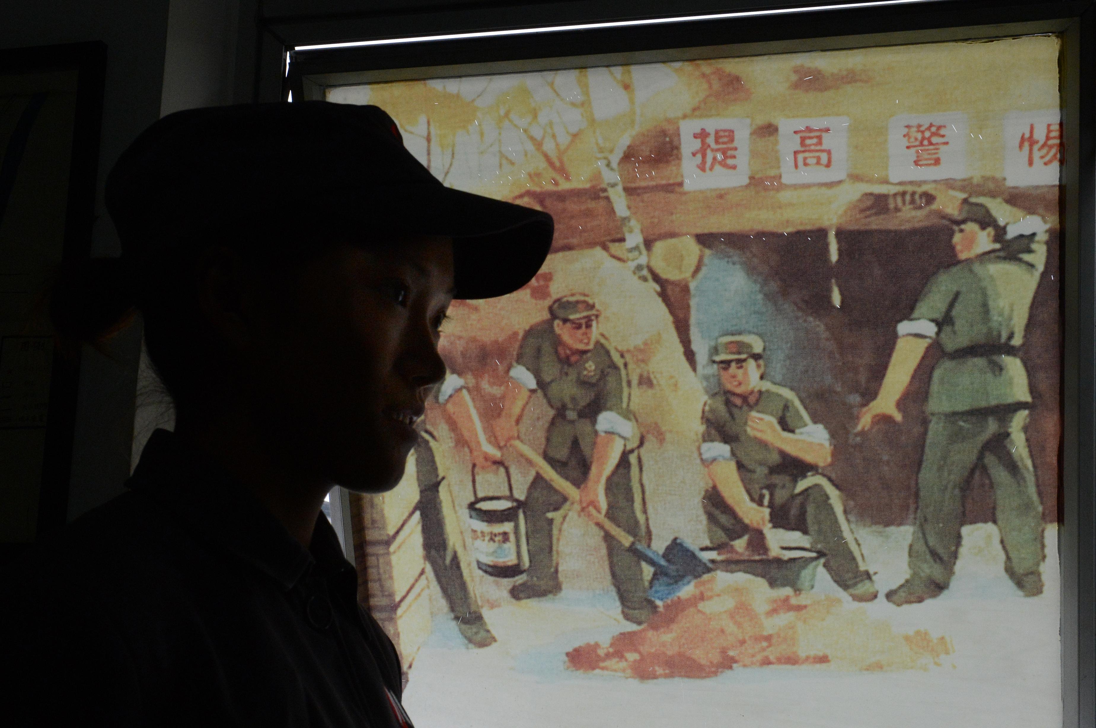 Ett kulturrevolutionsmuseum i närheten av Chengdu i Sichuanprovinsen visar idylliska bilder på arbetande rödgardister. Kulturrevolutionen förblir ett känsligt ämne i Kina, och 50-årsdagen av dess inledning förbigicks med tystnad i landet. (Foto: Mark Ralston/AFP/Getty Images)