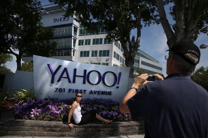 Folk tar foton utanför Yahoos huvudkontor i Sunnyvale. Internetjätten som dras med ekonomiska problem säljer nu mark till ett kinesiskt IT-företag. (Foto: Justin Sullivan/Getty Images)
