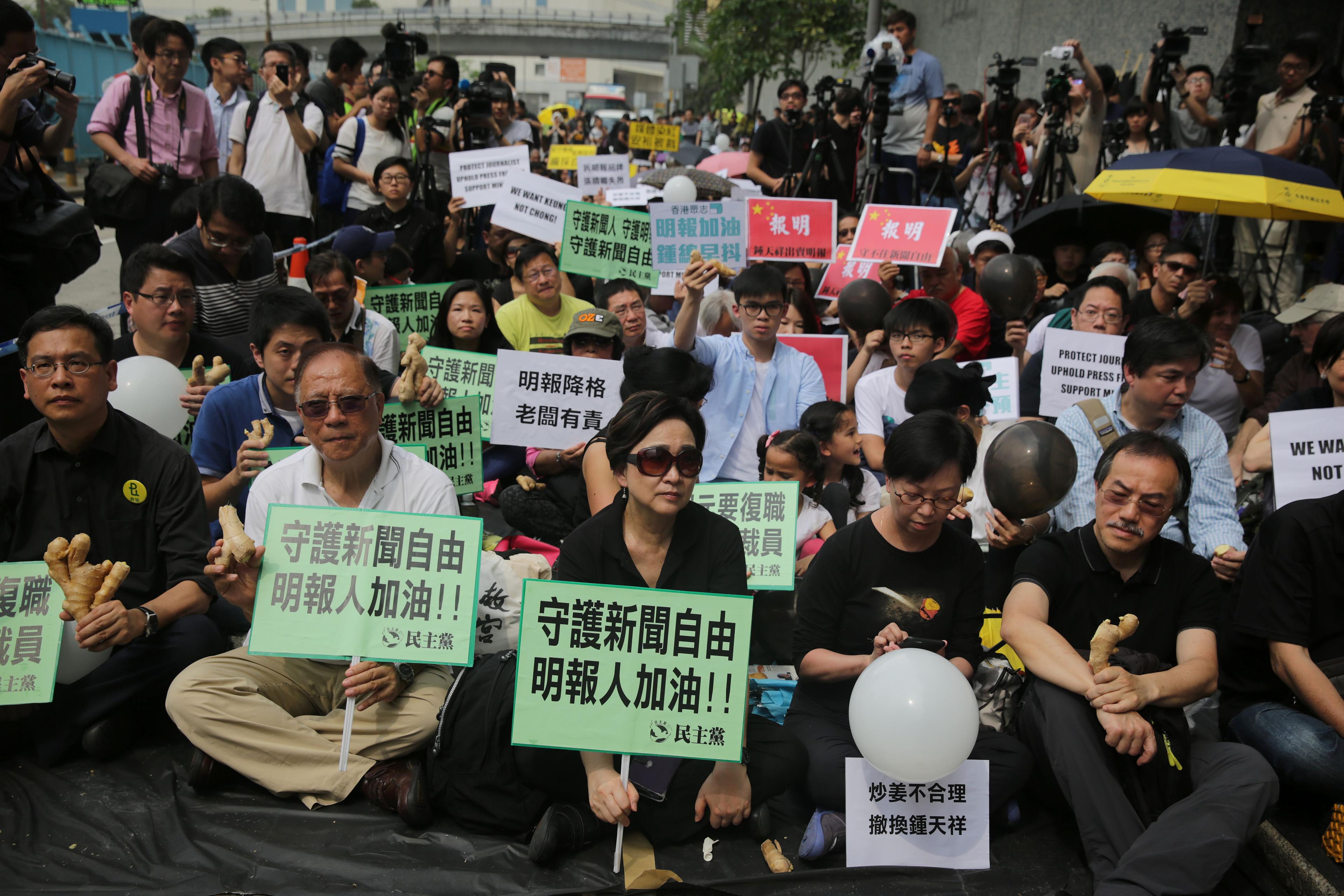 Demonstranter utanför Hongkongtidningen Ming Pao, 2 maj 2016. Hongkong är ett av årets dystraste kapitel i den redan mörka pågående historien om Kinas brist på pressfrihet. Foto: Isaac Lawrence/AFP/Getty Images)