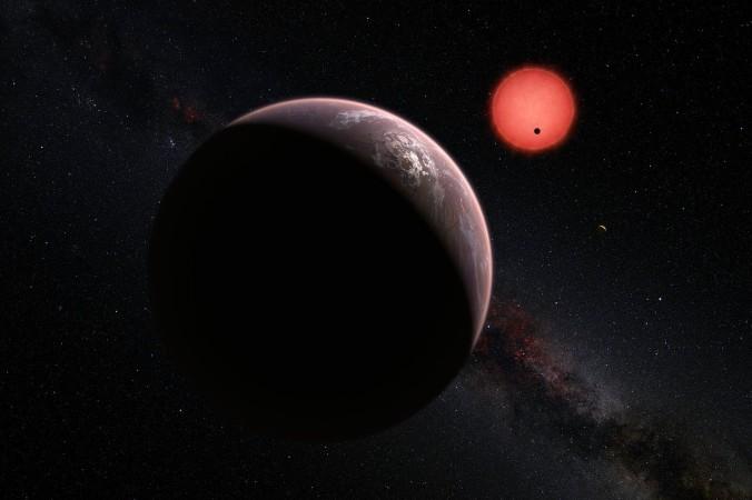 Illustrationen visar en tänkt vy av de tre planeter som kretsar kring en ultrakall dvärgstjärna bara 40 ljusår från jorden. Systemet upptäcktes med det belgiska teleskopet TRAPPIST vid observatoriet La Silla i Chile. (ESO/M. Kornmesser/N. Risinger (skysurvey.org))