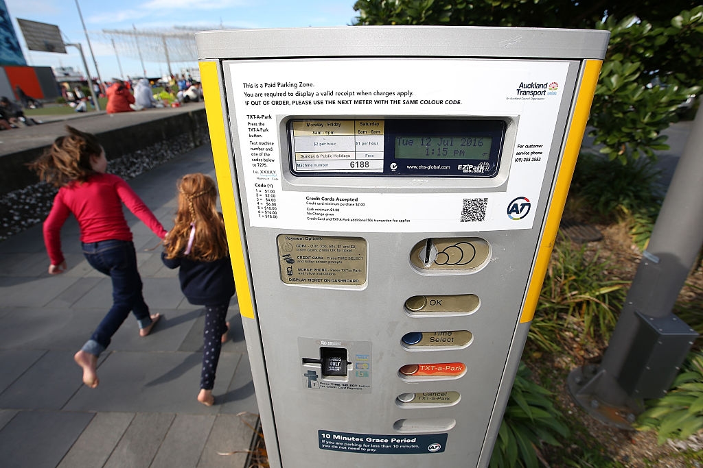 Parkeringsmätare med myntinkast har gjort sitt i Sverige. Det kostar för mycket att ändra mätarna för att de nya mynten ska fungera. Snart gäller endast kortbetalning. (Foto: Fiona Goodall /Getty Images)