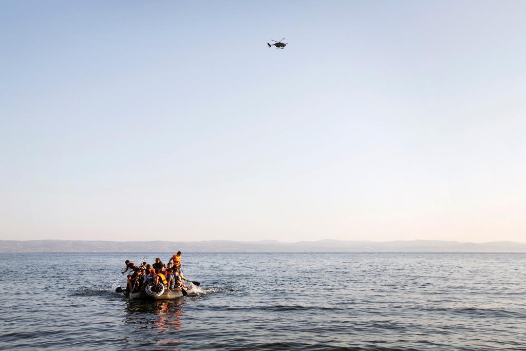 Regeringen vill öka möjligheterna till att på laglig väg ta sig till Sverige, genom att öka antalet kvotflyktingar. På bilden en grupp på drygt 40 syriska och afghanska flyktingar, hoptryckta i en båt gjord för tio, närmar sig Lesbos norra kust efter fyra timmar till sjöss. (Foto: Linus Sundahl-Djerf /SvD/TT)