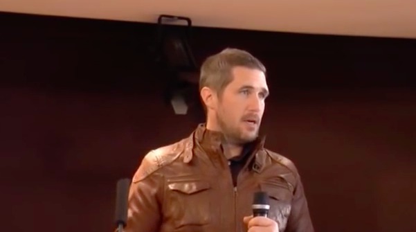 Max Spiers när han höll tal i Polen 23 april 2016. (Foto: Skärmdump)