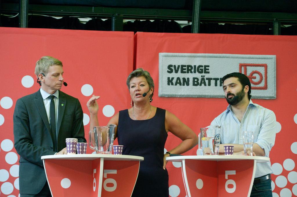 Regeringen och stödpartiet V skjuter på de förbättrade reglerna för deltidsarbetslösa. På bilden från vänster Per Bolund (MP), Ylva Johansson (S) och Ali Esbati (V). (Foto: Janerik Henriksson / TT)