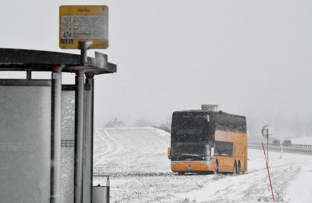 Två av Skånetrafikens nya dubbeldäckade expressbussar har blåst i diket med några hundra meters mellanrum i halkan och snöfallet på E22 i höjd med Fogdarp, norr om Lund, på onsdagen. (Foto: Johan Nilsson / TT)