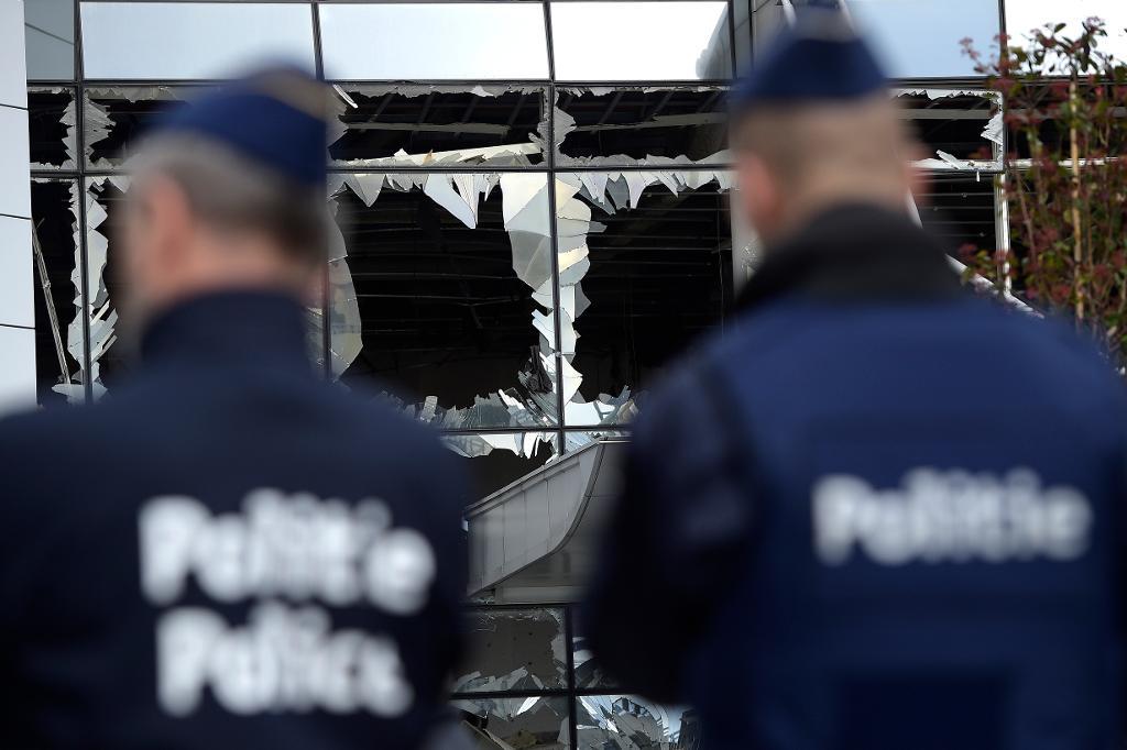 
Två poliser står utanför den internationella flygplatsen Zaventem i Bryssel där två självmordsbombare utförde ett attentat. (Foto: AP/TT-arkivbild)