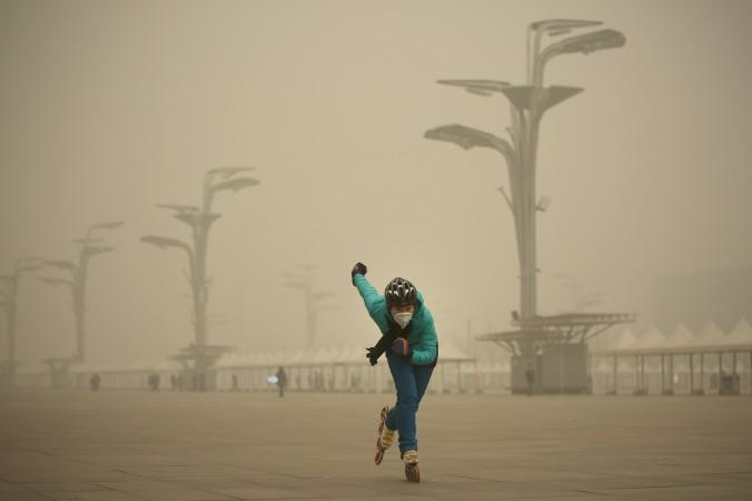 

En man som åker rollerblades i Peking under kraftig smog. (Foto: Li Feng/Getty Images)                                                                                        