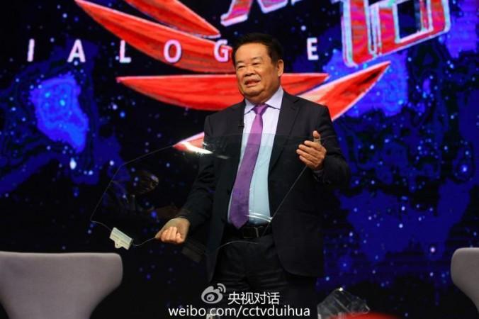 Den kinesiske entreprenören Cao Dewang deltar i ett program på statlig kinesisk tv. Cao har nyligen rört upp känslor i Kina med sitt beslut att flytta produktionen från Kina till USA. (Foto: Weibo.com) 